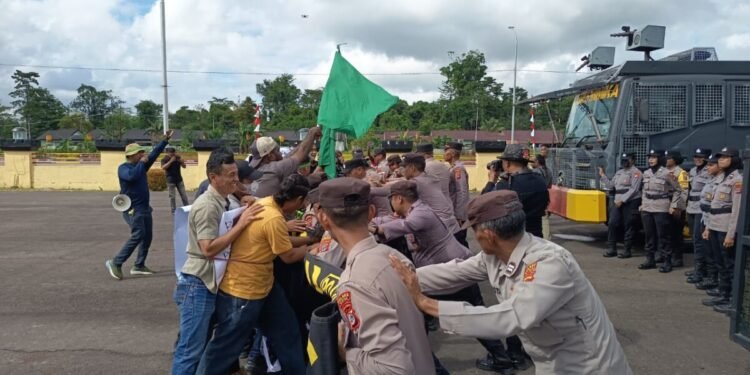 Evaluasi Triwulan I, Polres Mimika dan Brimob Uji Kesiapan Hadapi Berbagai Situasi