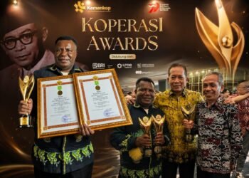 Bupati Johannes Rettob dan Kadiskop UMKM Samuel Yogi Raih Penghargaan Koperasi Awards 2026