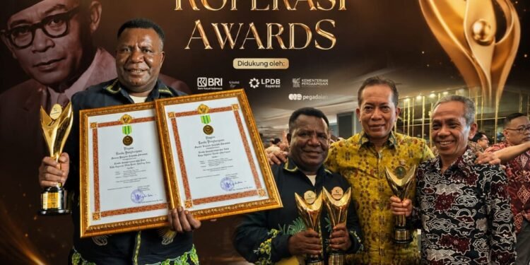 Bupati Johannes Rettob dan Kadiskop UMKM Samuel Yogi Raih Penghargaan Koperasi Awards 2026