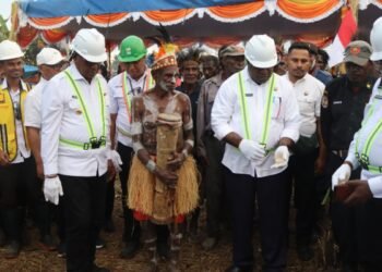 Bupati Mimika Letakkan Batu Pertama Jembatan Gantung Mioko, Ditargetkan Rampung 135 Hari