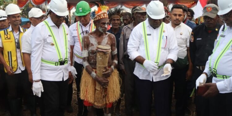Bupati Mimika Letakkan Batu Pertama Jembatan Gantung Mioko, Ditargetkan Rampung 135 Hari