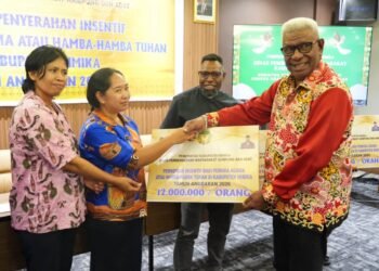 Pemkab Mimika Serahkan Insentif untuk 1.000 Pemuka Agama
