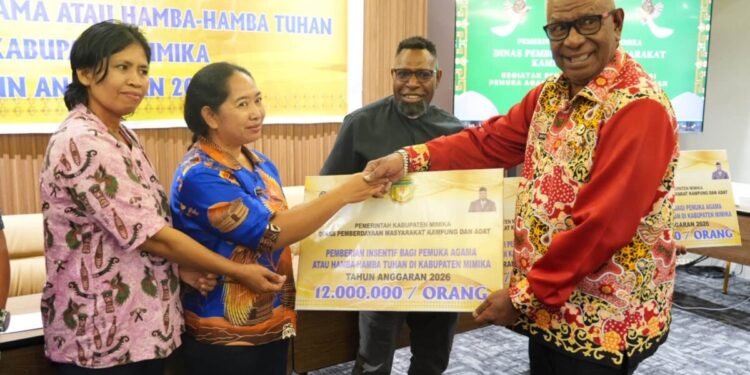 Pemkab Mimika Serahkan Insentif untuk 1.000 Pemuka Agama