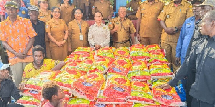 Pelayanan Terpadu Hadir di Mioko, Pemkab Mimika Salurkan 183 Paket Beras untuk Warga