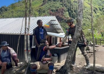 Satgas Damai Cartenz Patroli Jalan Kaki, Sapa dan Berbagi dengan Warga di Muara