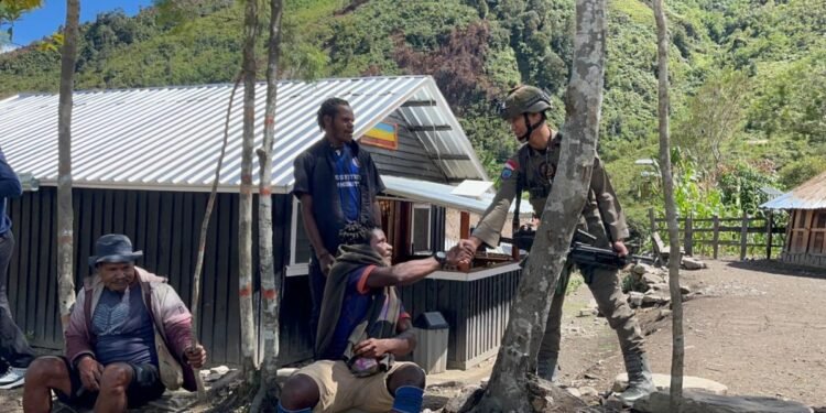 Satgas Damai Cartenz Patroli Jalan Kaki, Sapa dan Berbagi dengan Warga di Muara