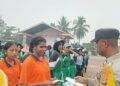 Cegah Dampak Kabut Asap, Bhabinkamtibmas Bagikan 200 Masker kepada Calon Paskibraka Mimika