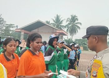 Cegah Dampak Kabut Asap, Bhabinkamtibmas Bagikan 200 Masker kepada Calon Paskibraka Mimika