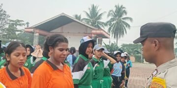 Cegah Dampak Kabut Asap, Bhabinkamtibmas Bagikan 200 Masker kepada Calon Paskibraka Mimika