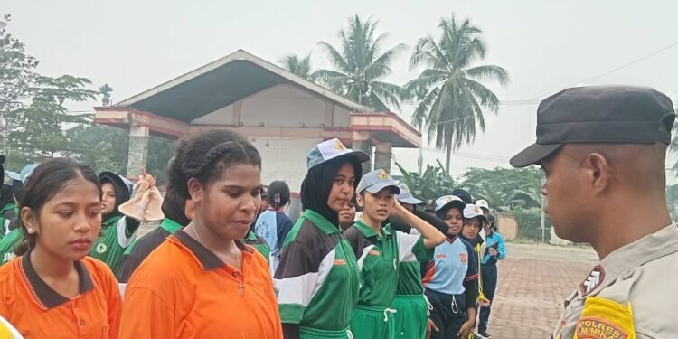 Cegah Dampak Kabut Asap, Bhabinkamtibmas Bagikan 200 Masker kepada Calon Paskibraka Mimika